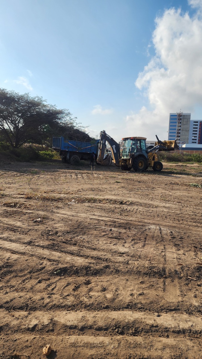 Maquinaria retirando maleza del terreno