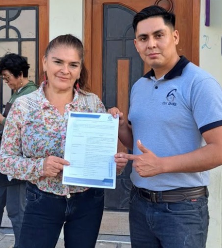Clienta con su contrato firmado
