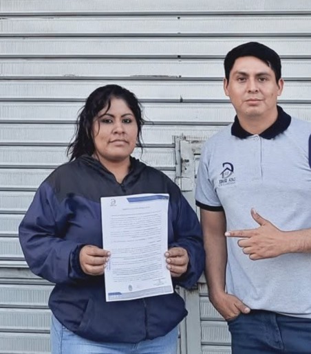 Clienta con su documentación