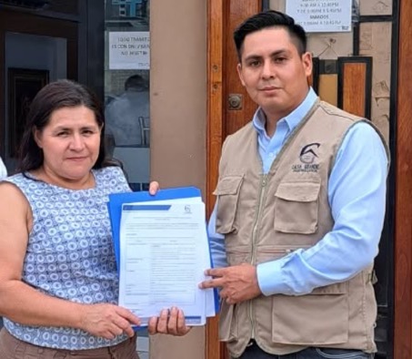 Clienta recibiendo su expediente