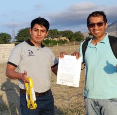 Cliente en el terreno del proyecto