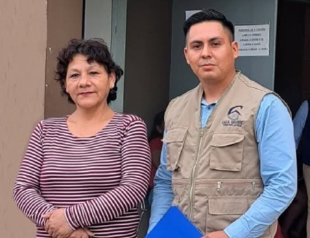 Clienta atendida por un asesor