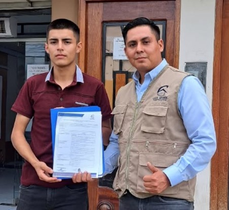 Cliente joven con su contrato