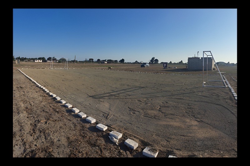 Terreno del proyecto con la cancha deportiva demarcada