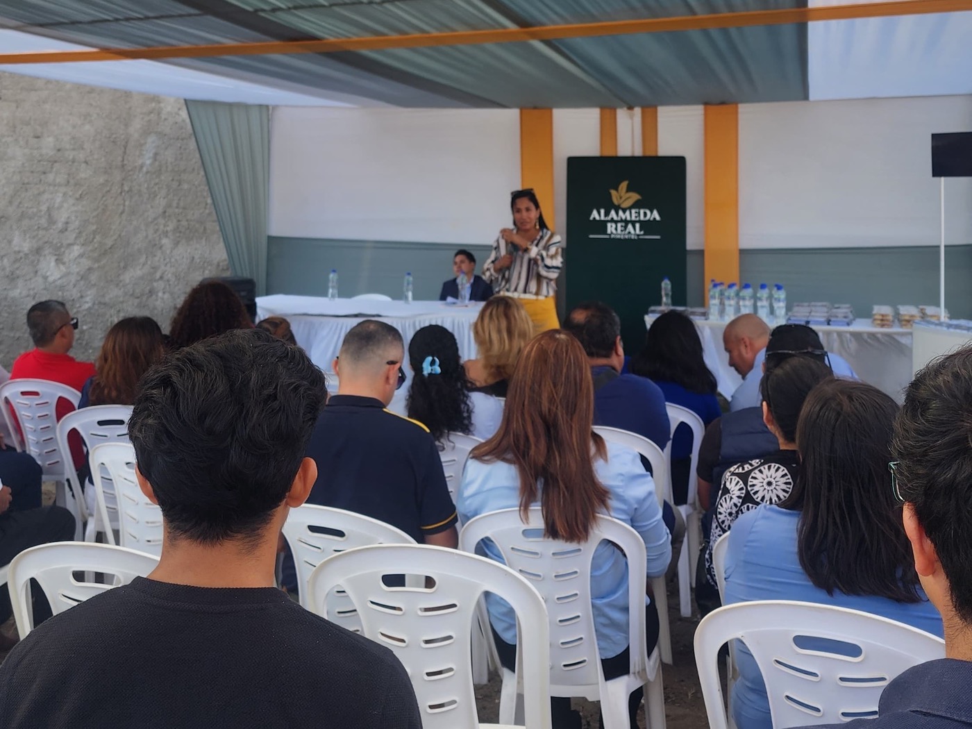 Familias asistiendo a la presentación del proyecto Alameda Real en Pimentel